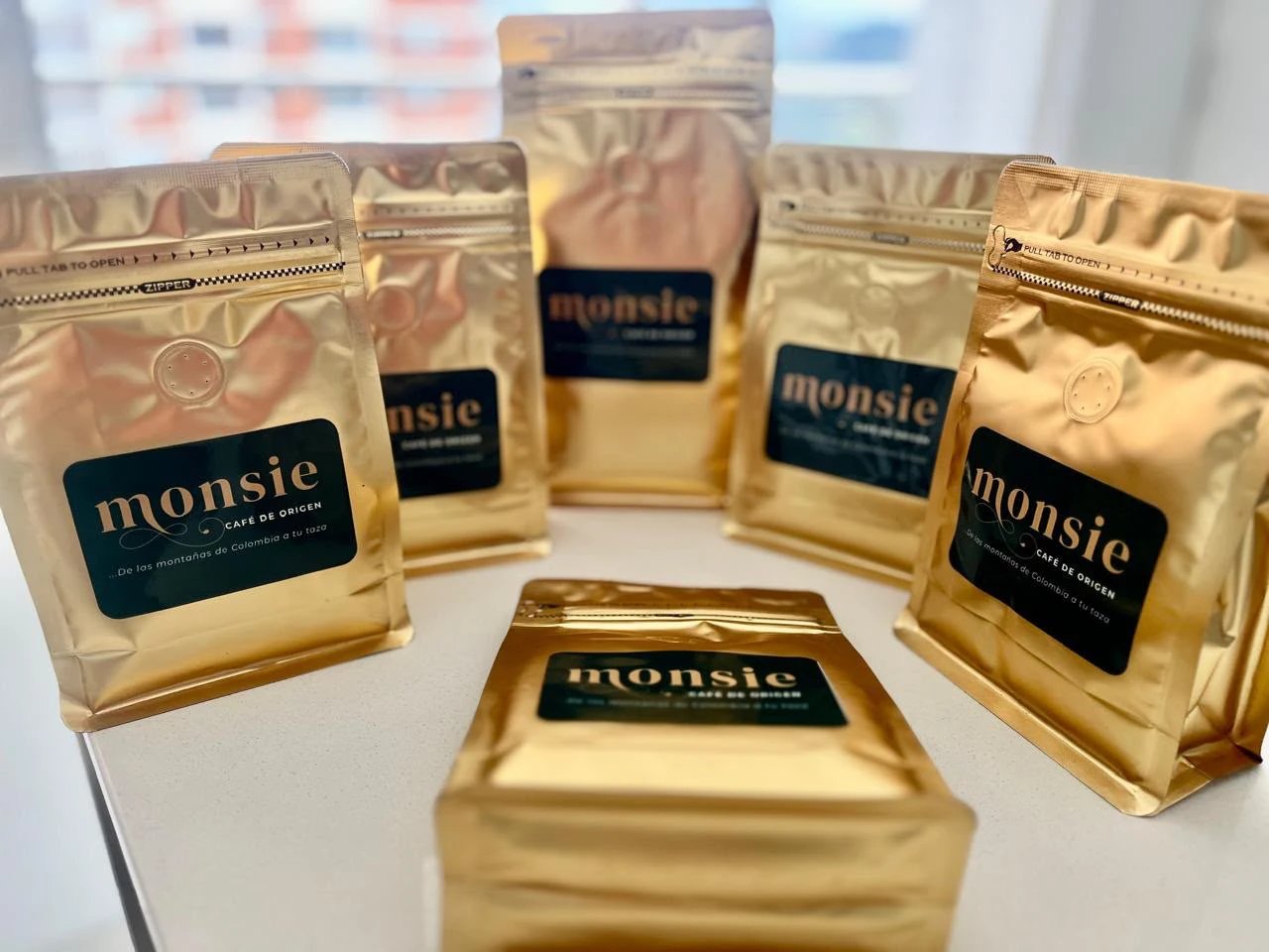Colección de bolsas doradas de café Monsie